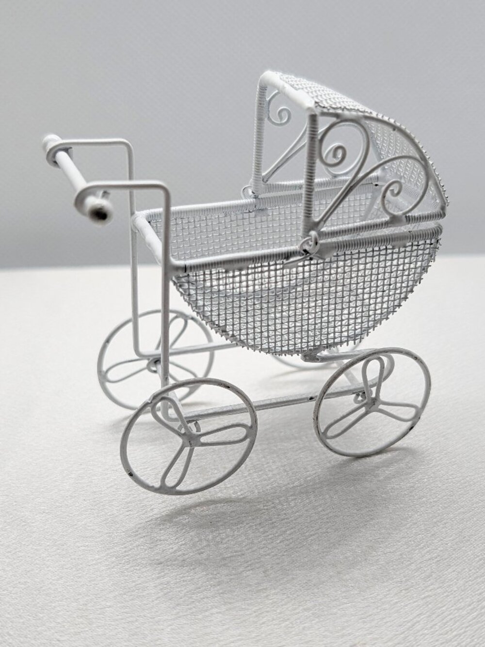 Decorative Displays -- 4  Victorian styled Baby Buggies -- Excellent Condition - Picture 10 of 14
